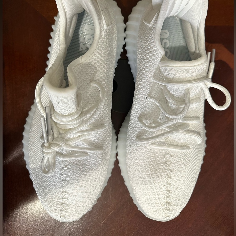White Yeezy women 7 1/2. Lightly used. I’m able to negotiate